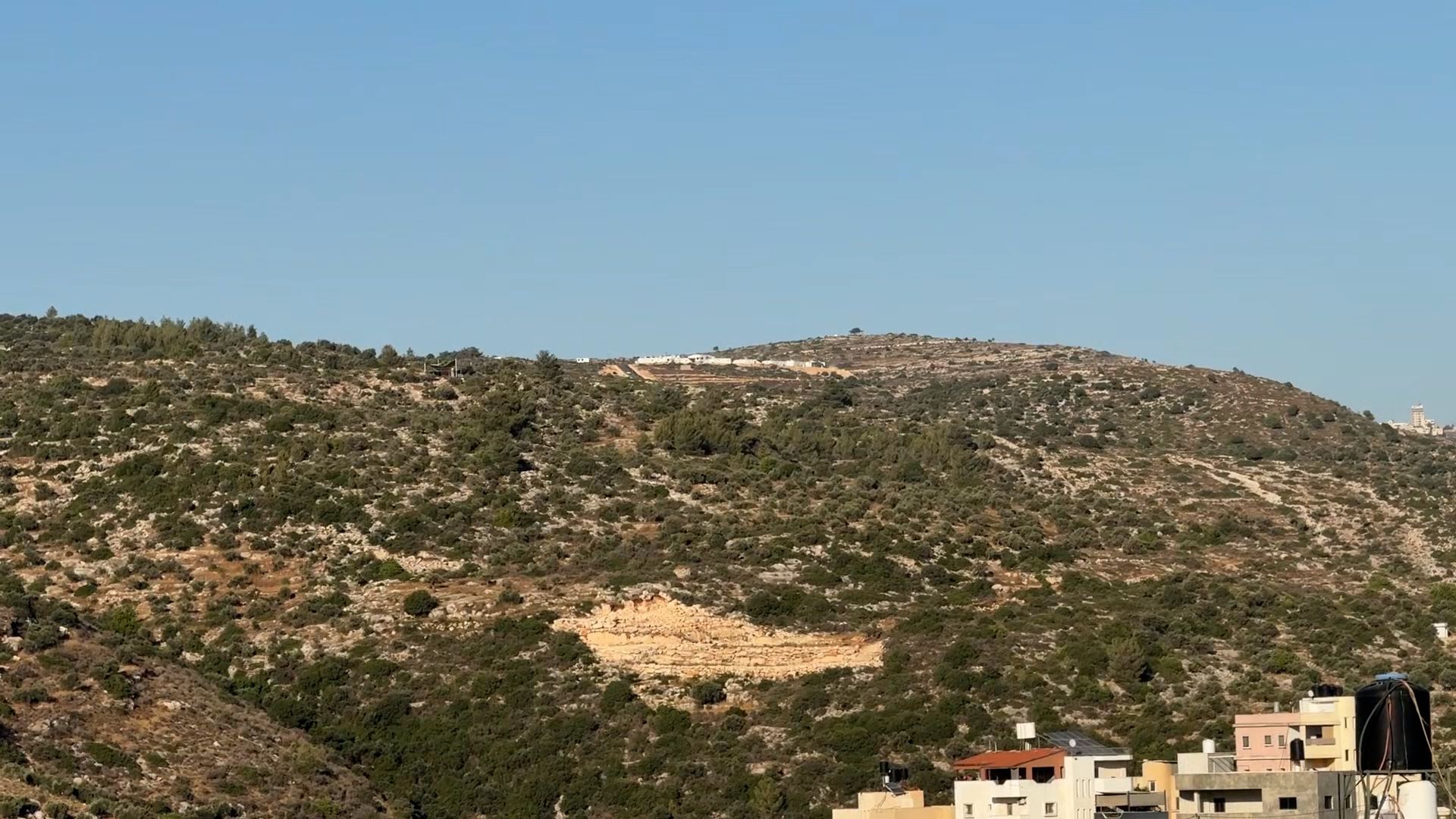 مستوطنون إسرائيليون يسمون بئر مزارع فلسطيني غرب رام الله