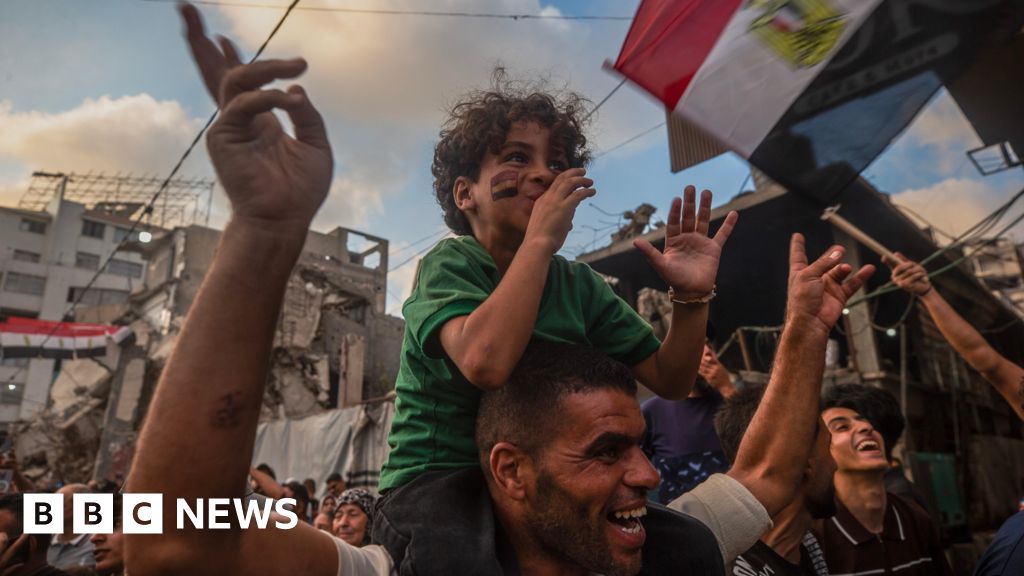 مشجعو كرة القدم في غزة يشاهدون مباراة كأس العالم وسط أنقاض المباني المدمرة